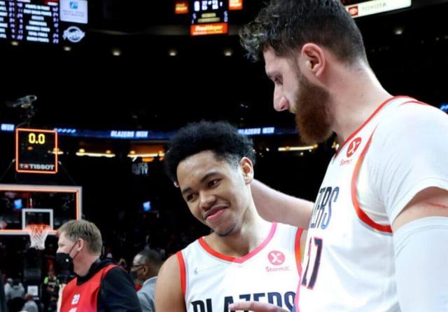 星空体育娱乐-一夜蜕变！安芬尼·西蒙斯：砍生涯新高送别外公